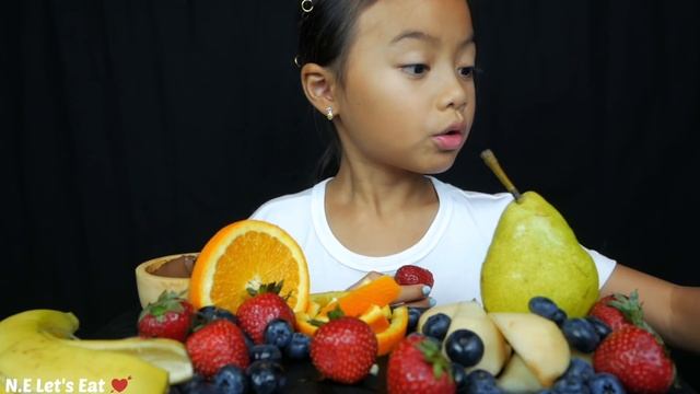 Mini FRUIT Platter *What would your rather question with Emma Mukbang | N.E Let's Eat смотреть онлайн