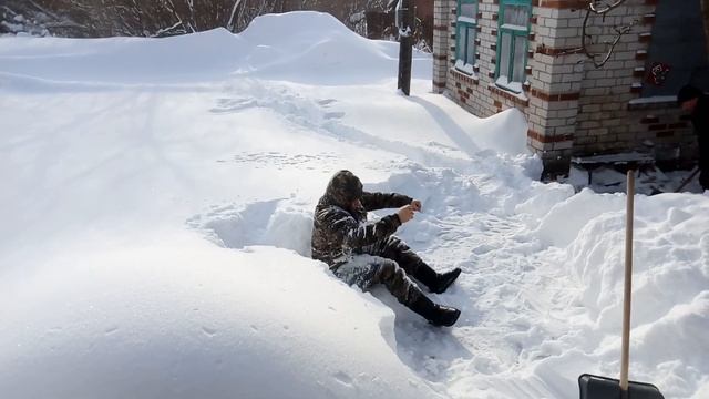 Дачу завалило снегом!Снега по пояс! смотреть онлайн