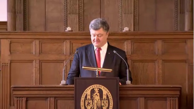 Порошенко рекламирует свой шоколад перед голландскими студентами в Нидерландах