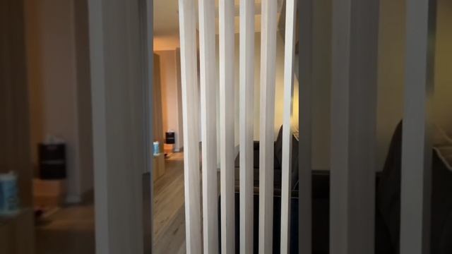 Реечная перегородка для зонирования комнаты из сосны смотреть онлайн