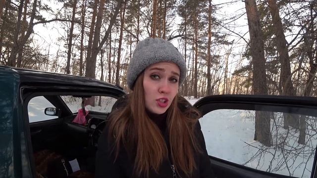 Кот в первый раз гуляет на шлейке! смотреть онлайн