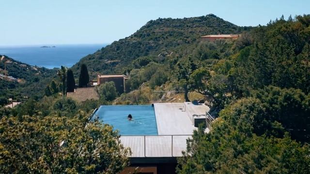 Une piscine à débordement avec vue sur la mer en Corse смотреть онлайн