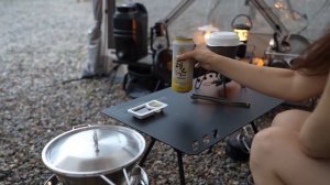 Палаточный кемпинг под проливным дождём.