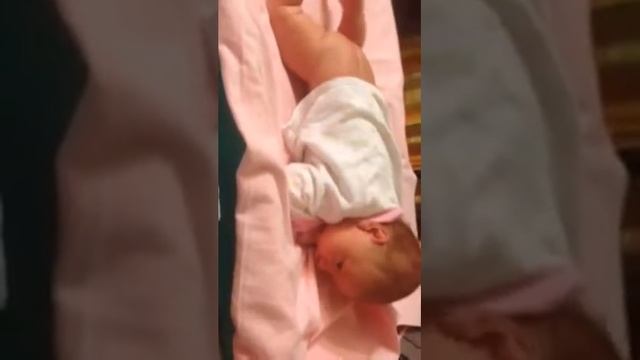 Как малыш держит головку смотреть онлайн