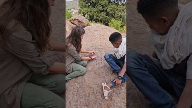 Spontaneous mancala game on the rocks of Lalibela #ethiopia #africa #mancala #lalibela #travelcoupl смотреть онлайн
