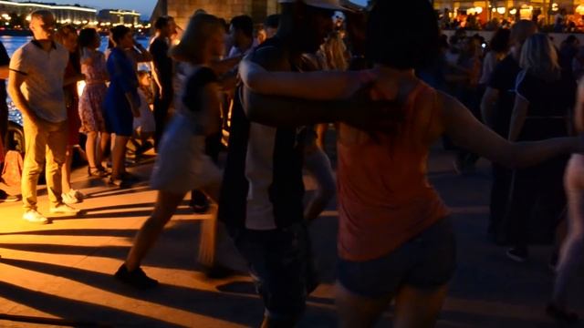 Сальса уроки. Танец на мосту Michel и Nastya. смотреть онлайн