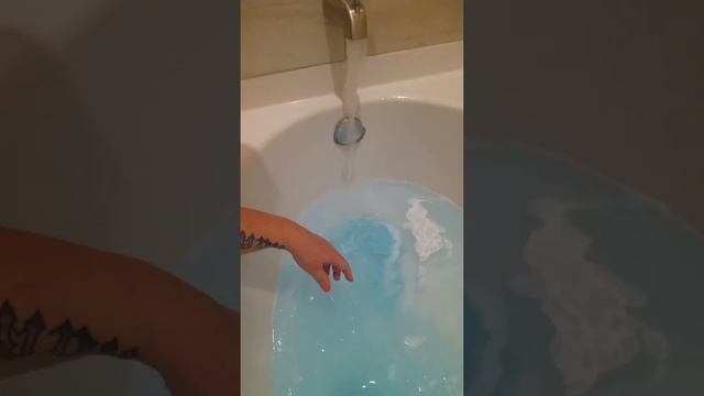 Rubber Ducky Bubbly Bath Bomb смотреть онлайн