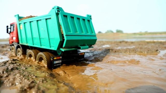 Огромный велосипед вытащил грузовик Scania смотреть онлайн