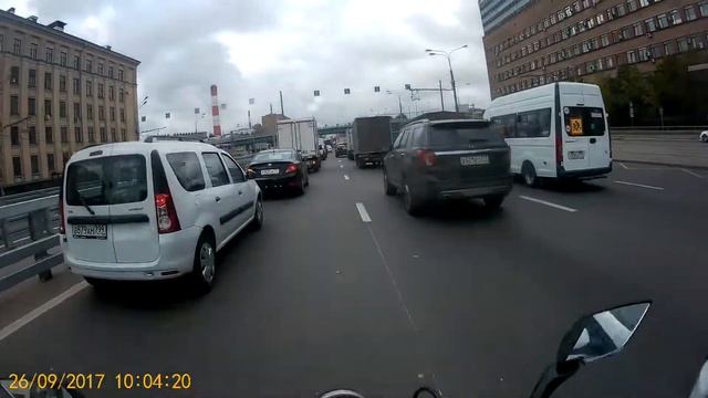 SV650. Москва. Позитивный мужик, зажали грузовики смотреть онлайн