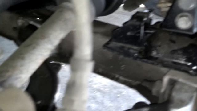 How to replace the timing belt, water pump & rollers on the Volvo 850, S70, V70, etc. Pt 1-2 - VOTD смотреть онлайн
