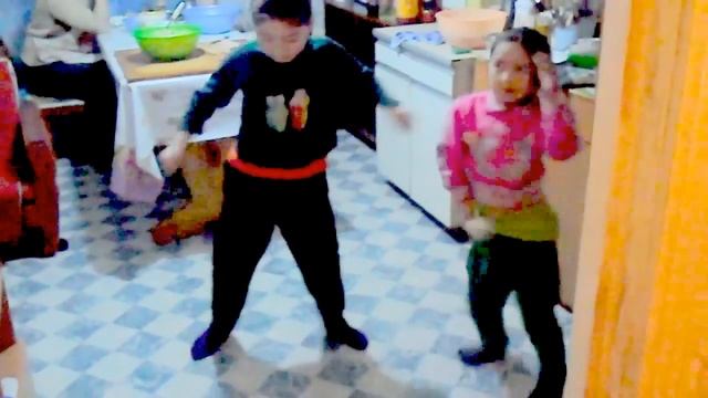 Танцующие дети.MP4 смотреть онлайн
