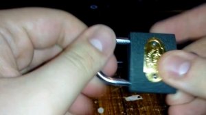 Как открыть навесной замок БЕЗ КЛЮЧА - ЛАЙФХАК.