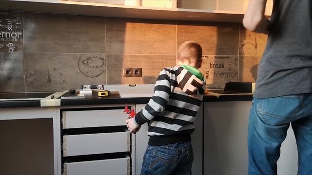 Собираем КУХНЮ сами// вырез в СТОЛЕШНИЦЕ// пришел на помощь ПРОРАБ// отказались от ПЛИНТУСОВ//
