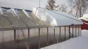 Чистка снега с крыши теплицы из поликарбоната от Пользователь Просто видео