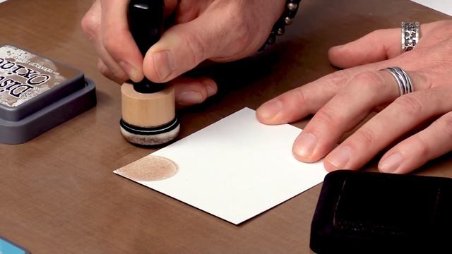 Tim Holtz Compares Distress Ink vs Distress Oxides at Scrapbook.com смотреть онлайн
