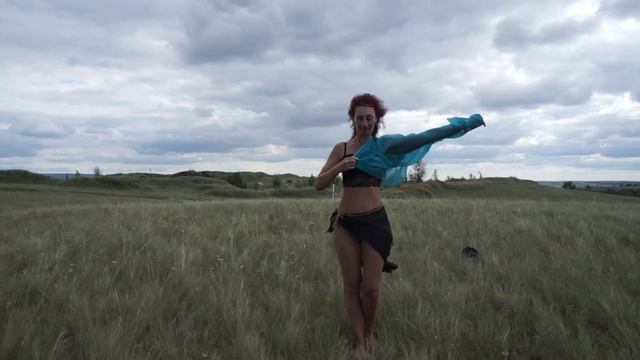 Танец на холме в ветренную погоду смотреть онлайн
