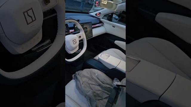 Zeekr X в темно-зеленом цвете на белом салоне. смотреть онлайн