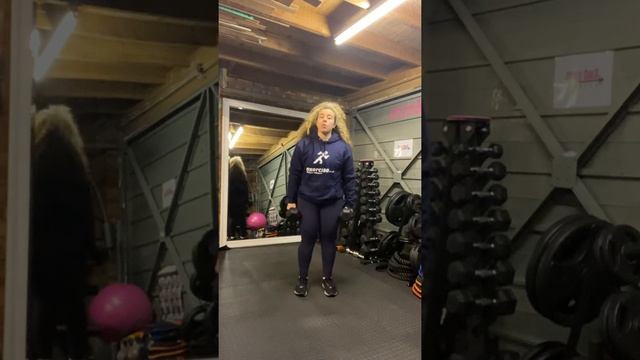 6 Week Beginners Dumbbell Workout Plan - Hammer Curls Demonstration смотреть онлайн