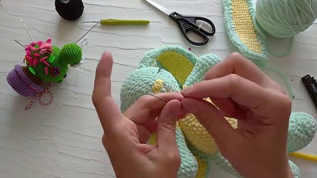 Как вышить закрытые глаза вязаной игрушке. How to embroider eyes on a crocheted toy. смотреть онлайн