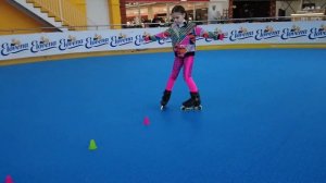 На роликах. Тренировка на роликах. Связки на роликах. Слалом на роликах.