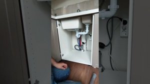 Показываю как правильно делать слив под мойкой / Как правильно собирать канализацию