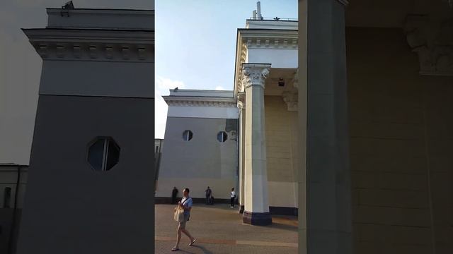 Фонтан у пригородных касс Ленинградского вокзала. Рядом Ярославский вокзал через дорогу Казанский в смотреть онлайн