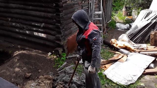 Разбиваем старые опорные тумбы веранды смотреть онлайн