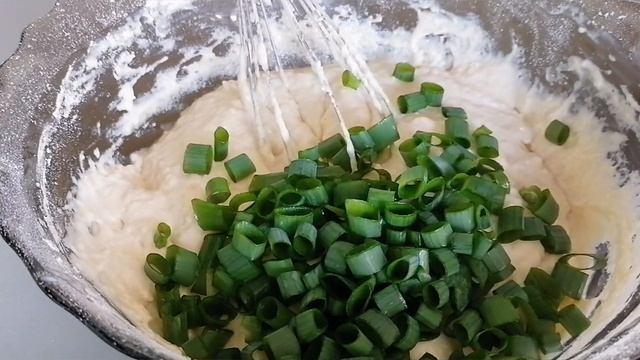 Оладьи с зеленым луком. Очень простой, домашний рецепт. смотреть онлайн