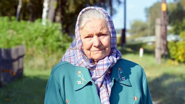 Старушка лишь прошептала «Простите, я не специально…», а с ее глаз градом потекли слезы... смотреть онлайн