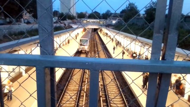 Метропоезд Русич прибывает на ночную станцию метро Фили. смотреть онлайн