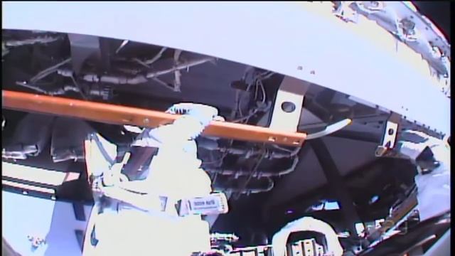 Space Station Crew Conducts Milestone Spacewalk смотреть онлайн