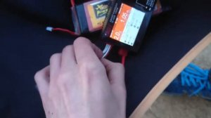 Течёт ли ток через балансировочный разъем? ?? и как зарядить одну банку.