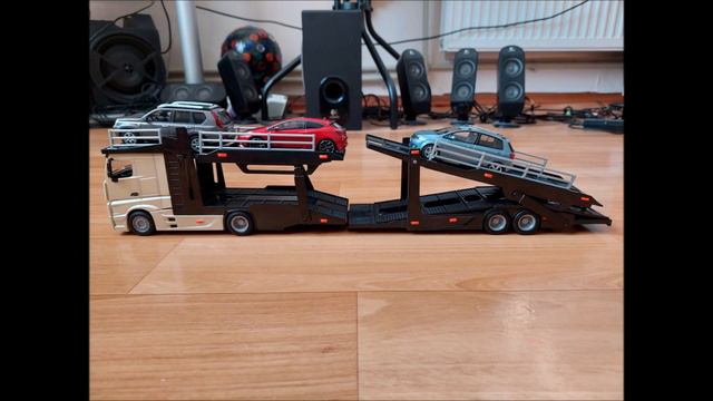 1:43 Car Transporter Mercedes Actros