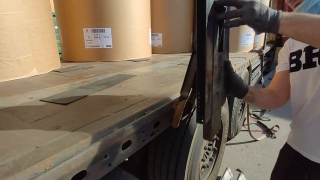 ПОЛУПРИЦЕП. КАК РАБОТАЕТ МЕХАНИЗМ БОКОВЫХ СТОЕК ШТОРНОГО ПОЛУПРИЦЕПА.