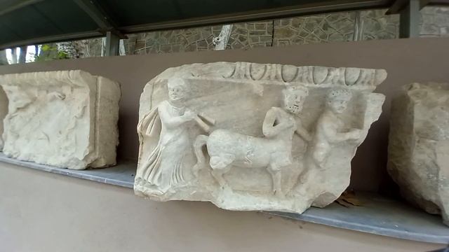 Добрые кентавры и артефакты на заднем дворе музея античной Смирны смотреть онлайн