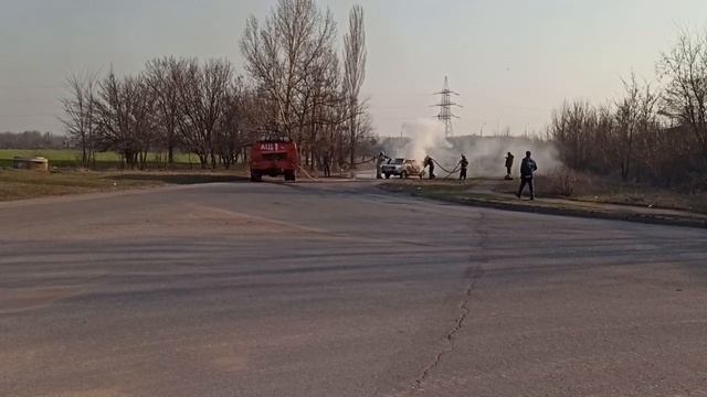 Донецк, 19/03/20, пожарные тушат горящий автомобиль смотреть онлайн
