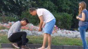 Социальный Эксперимент - Человеку плохо