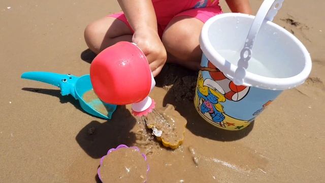 Дети играют на берегу моря. Чем развлечь детей на пляже. Дети увидели морских обитателей.