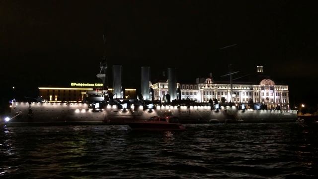 Крейсер Аврора ночью