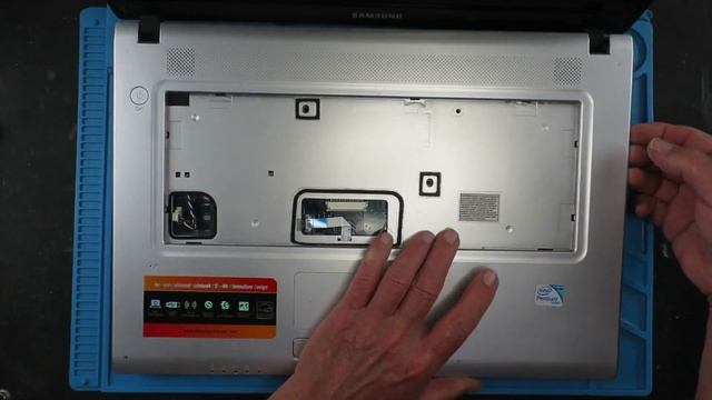 Samsung NP R519 Disassembly Fan Clean Overheating Repair Tutorial смотреть онлайн