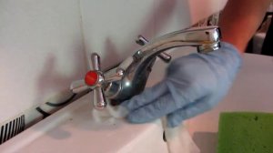 Как ОЧИСТИТЬ ИЗВЕСТКОВЫЙ НАЛЕТ на кране, сантехнике. Как ОТМЫТЬ КРАН ДО БЛЕСКА без усилий!!!