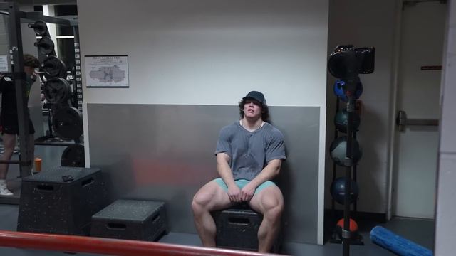 Winter Bulk Day 107 - Legs смотреть онлайн