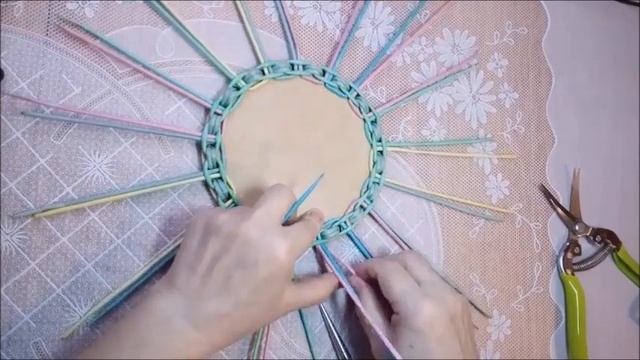 Цветная вазочка с фанерным дном из бумажной лозы смотреть онлайн