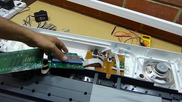 YAMAHA PSR E313. A quick look and teardown смотреть онлайн