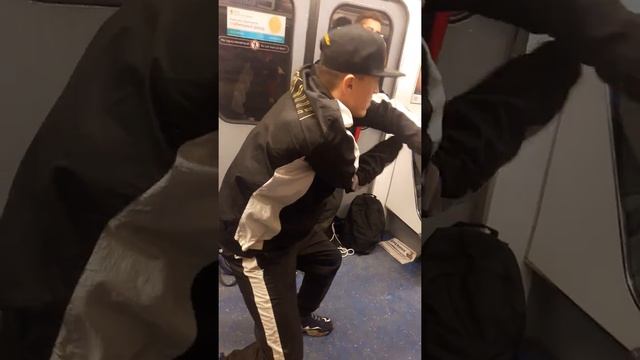 Танцевальное шоу в вагоне метро Санкт-Петербурга. смотреть онлайн