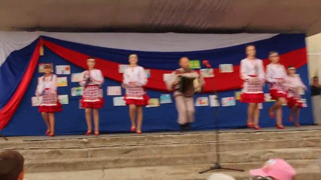 выступление танцевального коллектива в Новочебоксарске на Дне Российского герба смотреть онлайн