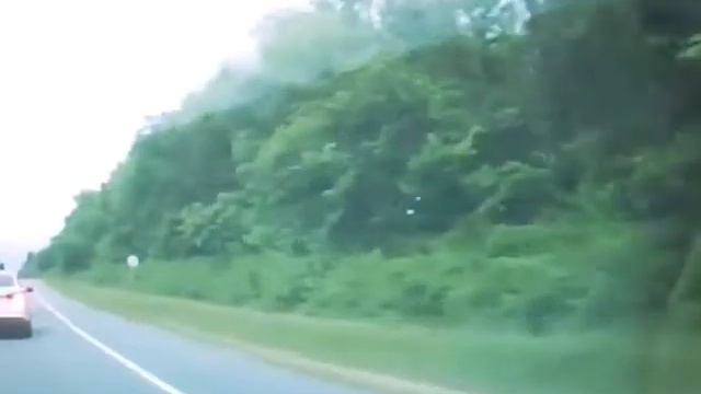 Автобус Тула-Новомосковск улетел в кювет ( Видео) смотреть онлайн