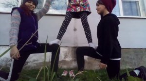 Какие трюки можно делать 3-ём девочкам на улице?!??!!?