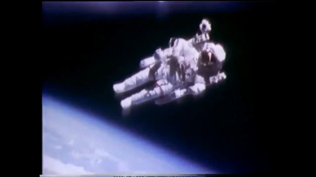 🤯 выход в открытый космос без использования страховочных тросов смотреть онлайн