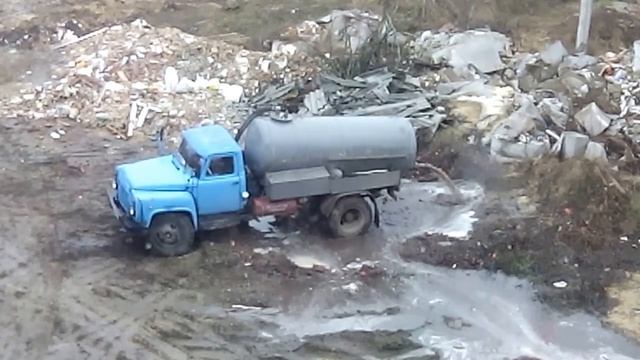 Злиття нечистот в центрі Прилук. смотреть онлайн